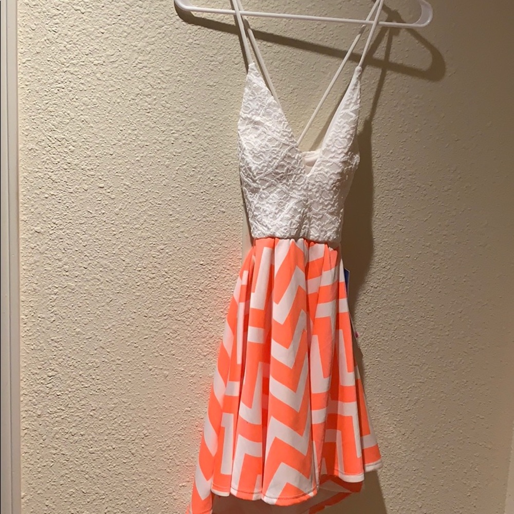 Super cute criss cross back chevron dress